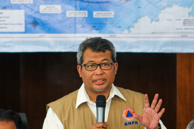 Petugas-BNPB-evakuasi-warga-pasca-gempa-Maluku-Utara- 2025