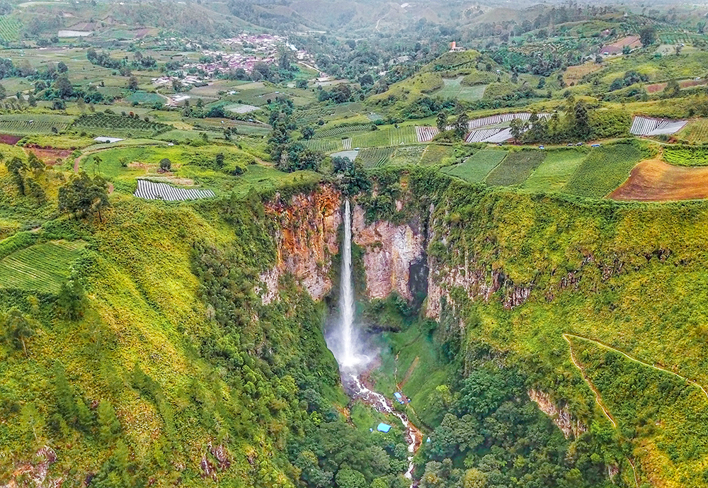 Travel Air Terjun Indonesia dan Pesona Wisata Alam Alami