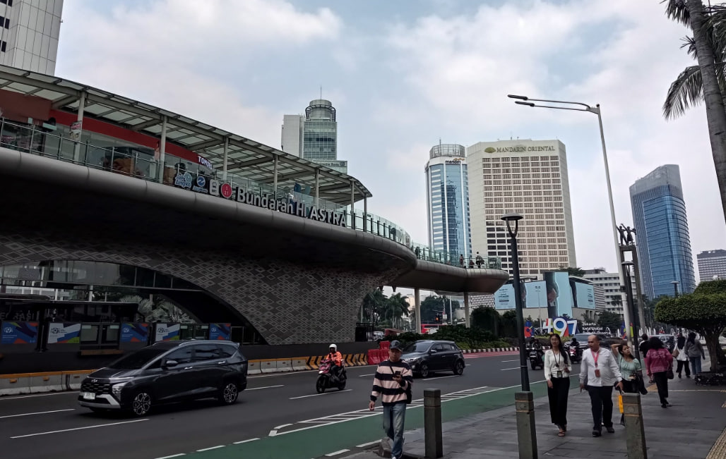 Tren Sosial Indonesia 2025 menampilkan aktivitas masyarakat modern dan interaksi publik di era digital