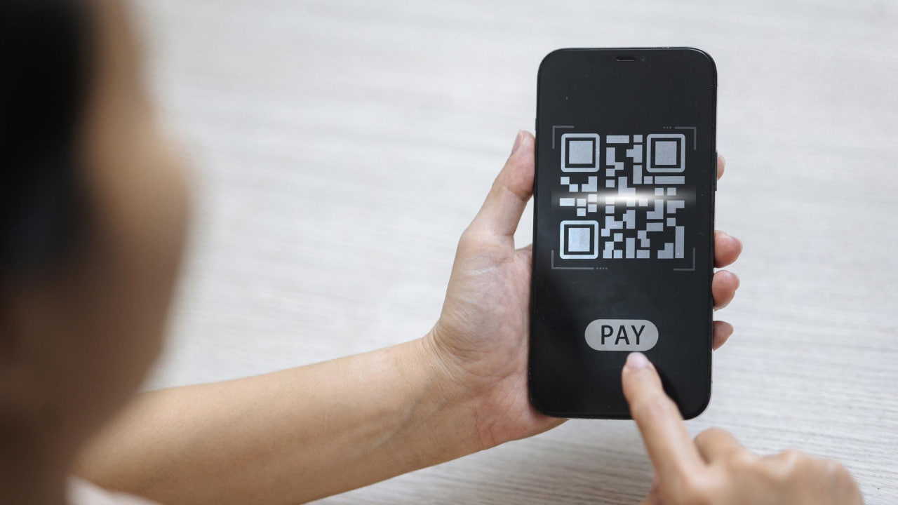 Ilustrasi transaksi pembayaran digital dan layanan fintech modern