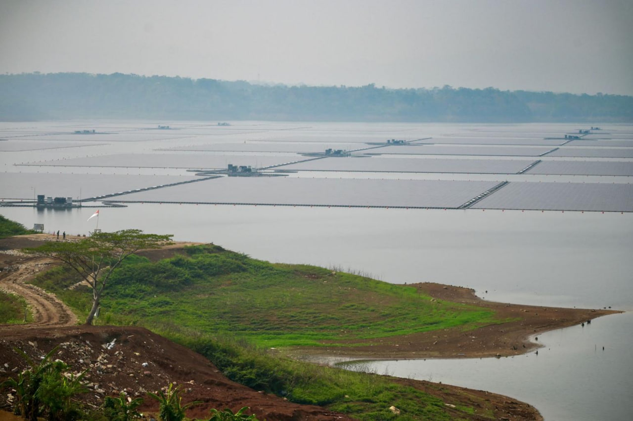 Ilustrasi teknologi ramah lingkungan dan energi terbarukan di Indonesia